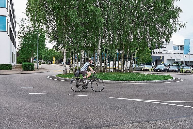 Viel befahren: Der Kägenkreisel in Reinach ist die direkte Nord-Süd-Verbindung für Velofahrende Richtung Basel – und nur ausserhalb der Stosszeiten komfortabel querbar. Foto: Archiv / Roland Schmid