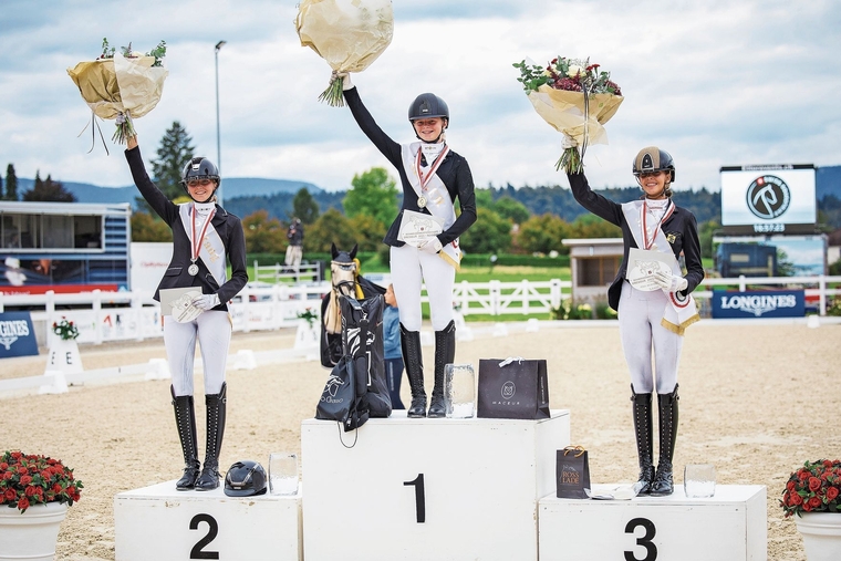 Nicht ohne mein Pony: Alessia Jeker steht bei ihrem Meister-Titel auf dem Podest. Aber sie weiss, bei wem sie sich bedanken muss. Dream Boy erhielt einige Portionen Liebkosungen. Foto: zvg/ Saskia Melina