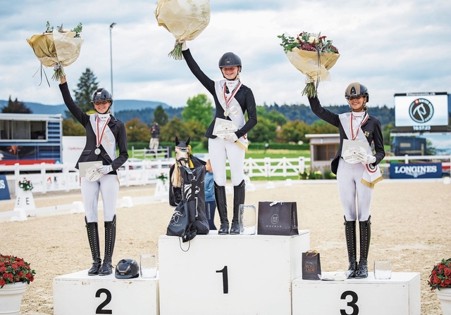 Nicht ohne mein Pony: Alessia Jeker steht bei ihrem Meister-Titel auf dem Podest. Aber sie weiss, bei wem sie sich bedanken muss. Dream Boy erhielt einige Portionen Liebkosungen. Foto: zvg/ Saskia Melina