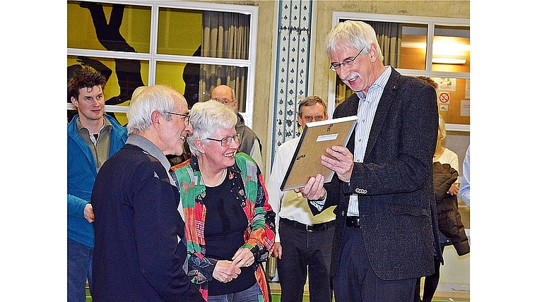 Grosse Freude: Anne-Marie und Herbert Kuhn erhalten von alt Regierungsrat Klaus Fischer die Auszeichnung für ihren Einsatz. Foto: Roland Bürki