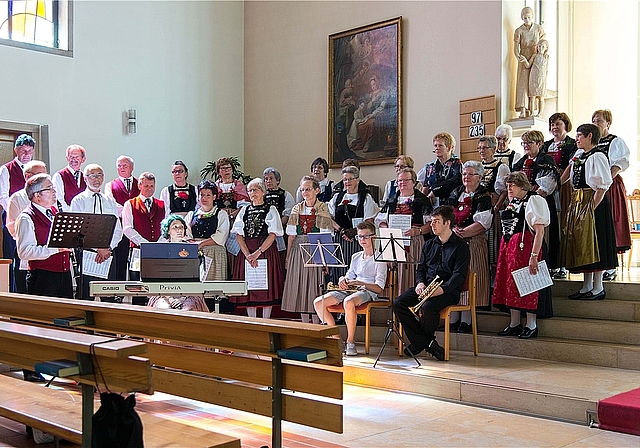 Trachtenchor: Chorleiter Paul Stebler (v.l.) wird mit dem Trachtenchor Thierstein die DV der Schweizerischen Trachtenvereinigung mit Gesang umrahmen. Foto: zvg 
