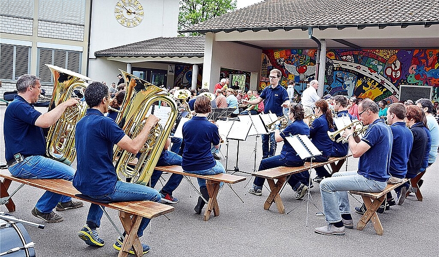 Unterhaltsam: Platzkonzert der Brass Band Breitenbach. 