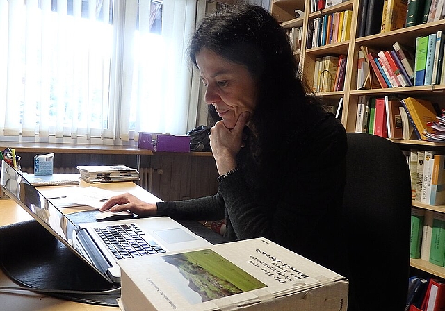 Claudia Jeker Froidevaux: Die Hüterin der Laufner Flur-, Hof- und Ortsnamen an der Arbeit. Foto: Niklaus Starck