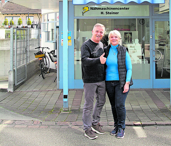 Ein Lebenswerk: Harry und Doris Steiner vor ihrem Nähmaschinencenter. Fotos: Florin Bürgler
