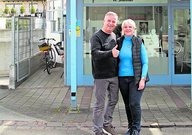 Ein Lebenswerk: Harry und Doris Steiner vor ihrem Nähmaschinencenter. Fotos: Florin Bürgler
