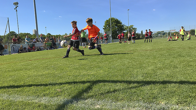 Das Spiel endete Unentschieden: Jetzt musste ein Penalty-Schiessen mit Anlauf die Entscheidung bringen.  Foto: Axel Mannigel