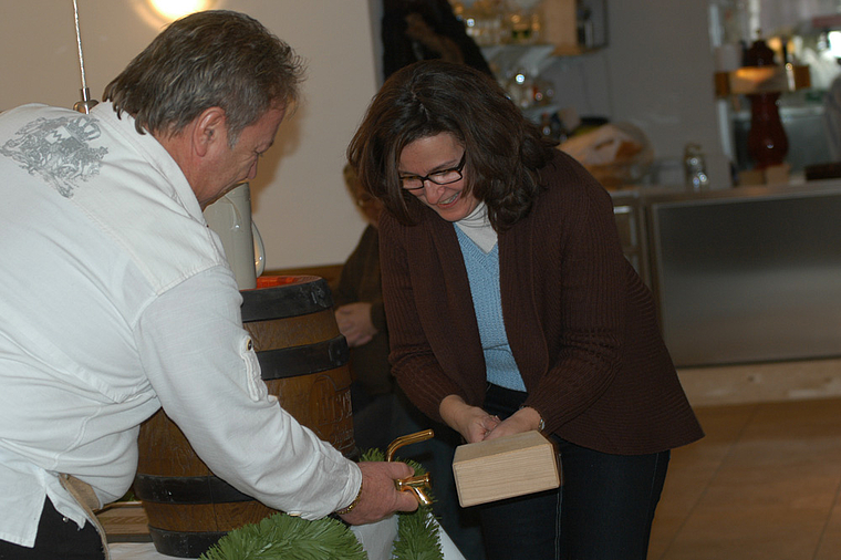 O’ zapft is: Stadtpräsidentin Brigitte Bos zapft an und der Münchner Wirt Peter Bartsch offeriert den Gästen Freibier.    Foto: Bea Asper