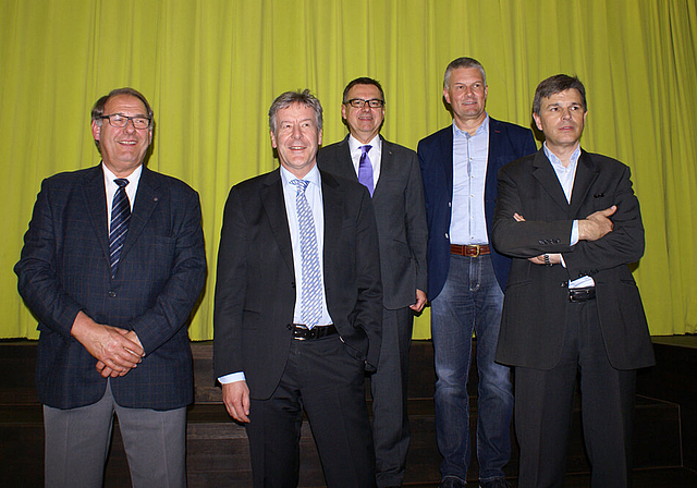 Promotoren der Energiewende: (v. l.) Walter Jermann, Präsident Promotion Laufental, Urs Steiner, CEO EBL, Christian Dalucas, Geschäftsstellenleiter Valiant Bank, Peter Räber, Energie Zukunft Schweiz, und Urs Gerster, Projektmanager.   Foto: Jürg 