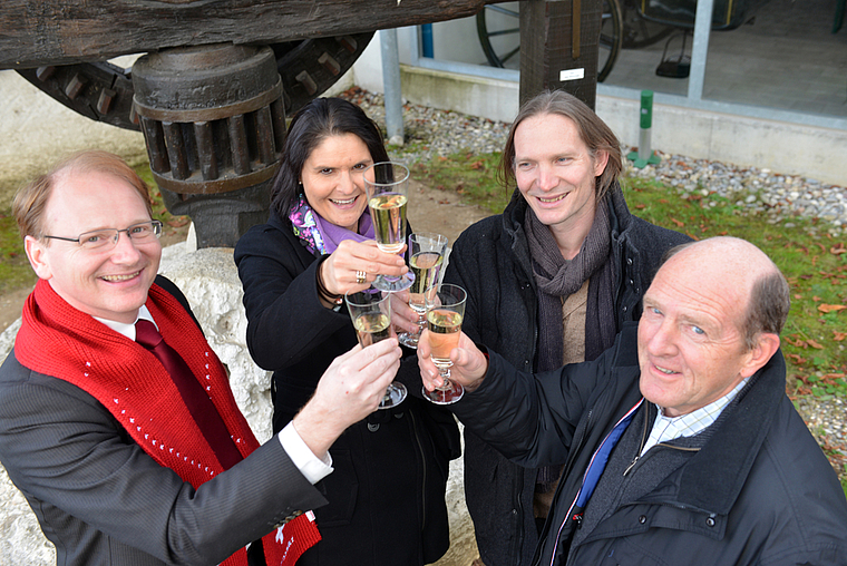 Laden die Dornacher Bevölkerung am 5. Januar zum Neujahrsapéro ein: Jürg Hürlimann (Raiffeisenbank Dornach), Irene Mathiuet (Turnverein Dornach), Thomas Gschwind (Verein Dornach Kunterbunt) und Peter Boder (Orchester Dornach). Foto: Karin Morf