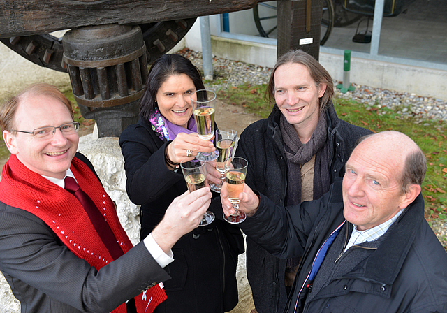 Laden die Dornacher Bevölkerung am 5. Januar zum Neujahrsapéro ein: Jürg Hürlimann (Raiffeisenbank Dornach), Irene Mathiuet (Turnverein Dornach), Thomas Gschwind (Verein Dornach Kunterbunt) und Peter Boder (Orchester Dornach).  Foto: Karin Morf