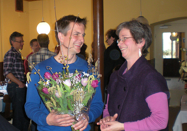 Wahlfeier im Öpfelsee: Christian Schlatter erhält von Ursula Kradolfer, Präsidentin der Freien Wähler, Blumen.  Foto: Thomas Gschwind