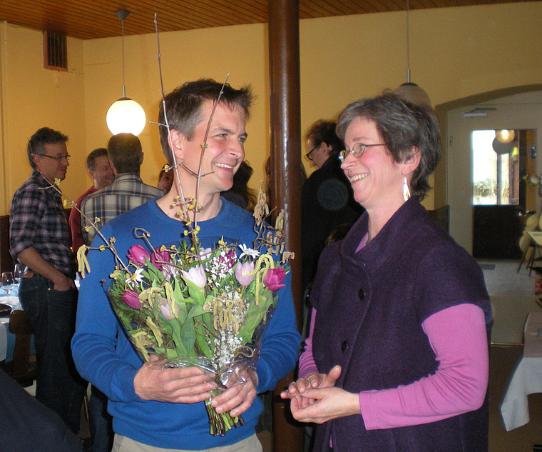 Wahlfeier im Öpfelsee: Christian Schlatter erhält von Ursula Kradolfer, Präsidentin der Freien Wähler, Blumen. Foto: Thomas Gschwind