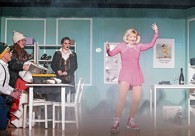 Ab aufs Eis: Auch romantische Tänze in Schlittschuhen spielen im Schwank «Seegfrörni» eine massgebliche Rolle. Foto: zVg / Linda Dagli Orti