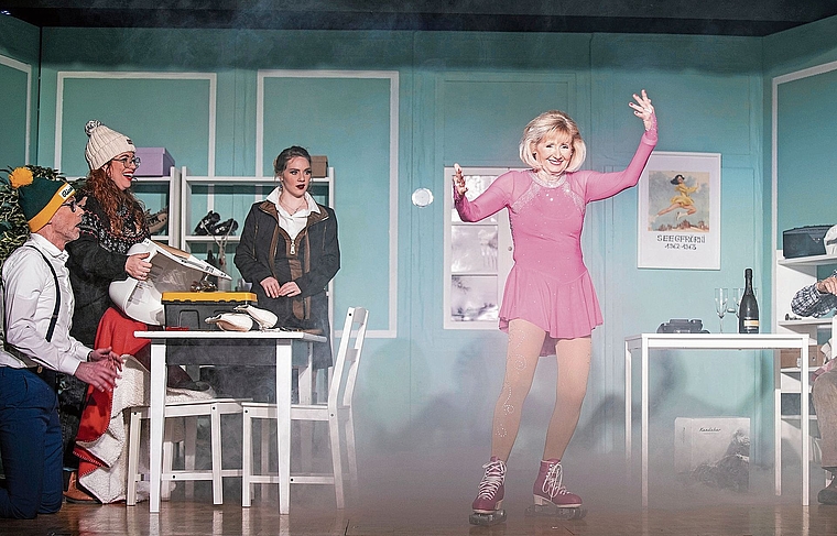 Ab aufs Eis: Auch romantische Tänze in Schlittschuhen spielen im Schwank «Seegfrörni» eine massgebliche Rolle. Foto: zVg / Linda Dagli Orti