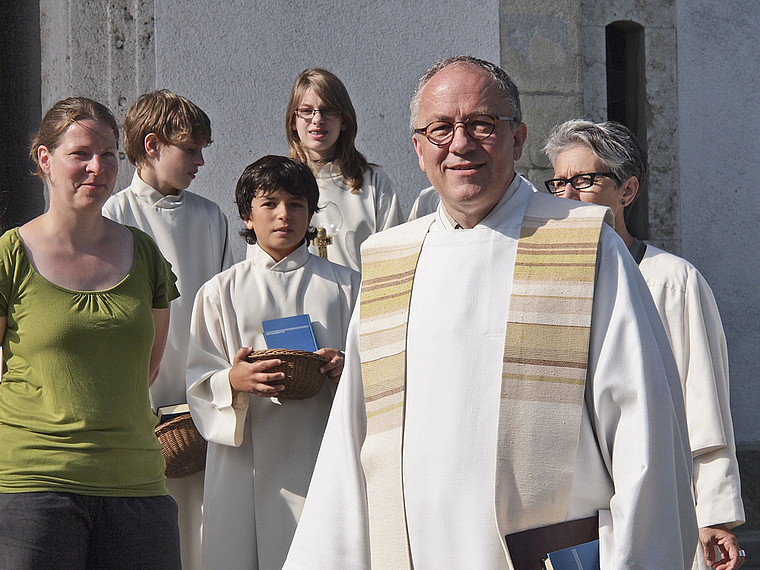 Voller Zuversicht: Pfarrer Felix Terrier mit seinem Team vor dem Gottesdienst am vergangenen Sonntagmorgen. Foto: Tobias Gfeller