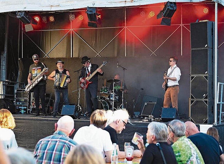 Für alle etwas dabei: Am Abend wurde den Besucherinnen und Besuchern mit rockigem Sound eingeheizt. Foto: zVg