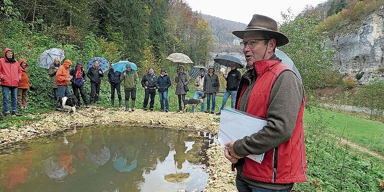 Neuer Lebensraum: Gerhard Walser, Revierförster des Forstbetriebs Laufental-Thierstein, am unteren Chatzelochtümpel. Foto: Niklaus Starck