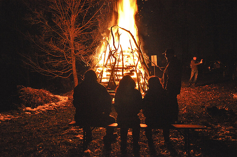 Wärmendes Fasnachtsfeuer: Sich in der kühlen Nacht gemeinsam aufwärmen und eine Wurst braten. Foto: Isabelle Hitz