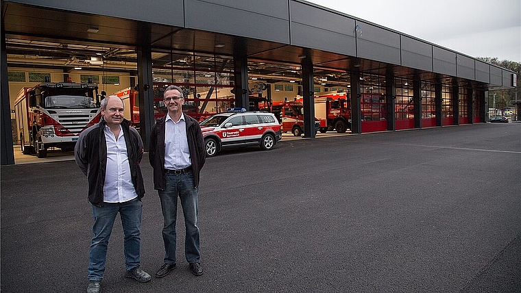 Die Chefs vor dem neuen Magazin: Urs Felix, Kommandant (l.), und Meinrad Probst, Präsident der Feuerwehrkommission. Foto: Martin Staub