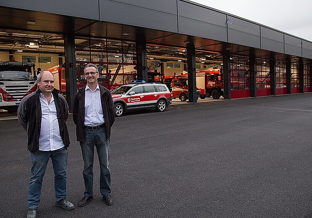Die Chefs vor dem neuen Magazin: Urs Felix, Kommandant (l.), und Meinrad Probst, Präsident der Feuerwehrkommission. Foto: Martin Staub