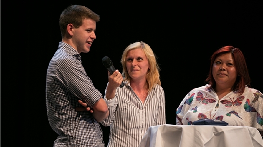 Berichten nur Gutes vom Beruf: Gelgia Herzog (Mitte) im Gespräch mit den jungen Berufsleuten Fabian Gürtler und Yonladda Hug. 