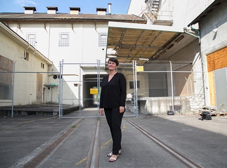 Kunstwissenschaftlerin und Kuratorin des Projekts: Barbara van der Meulen auf dem Areal der ehemaligen Papierfabrik Zwingen. Foto: Martin Staub