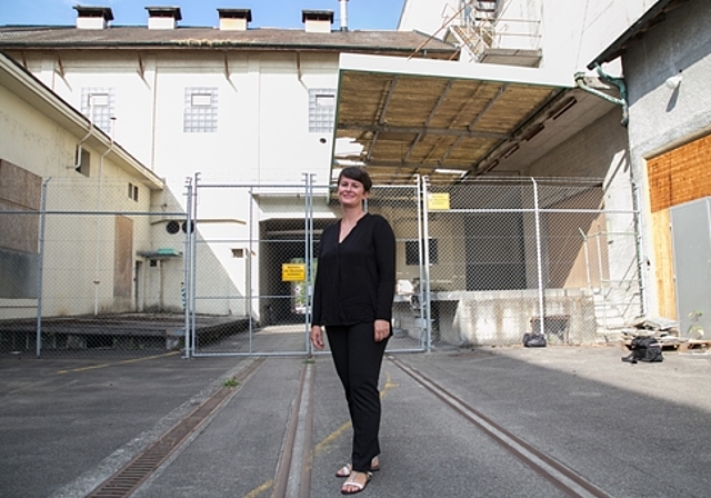 Kunstwissenschaftlerin und Kuratorin des Projekts: Barbara van der Meulen auf dem Areal der ehemaligen Papierfabrik Zwingen. Foto: Martin Staub 