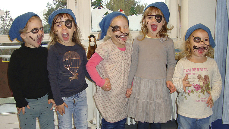 Kinder beim Piratenspiel: Manchmal geht es wild zu und her im Sunnegarte Arlesheim. Foto: ZVG