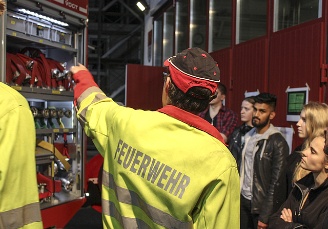 Führung durchs Magazin: Am Montag erhielten die jungen Erwachsenen einen ersten Eindruck von der Feuerwehr.

