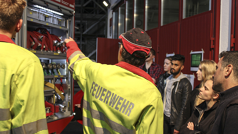 Führung durchs Magazin: Am Montag erhielten die jungen Erwachsenen einen ersten Eindruck von der Feuerwehr.