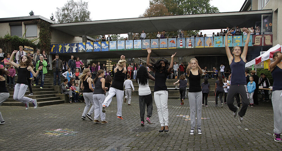 Tänzerische Freudensprünge