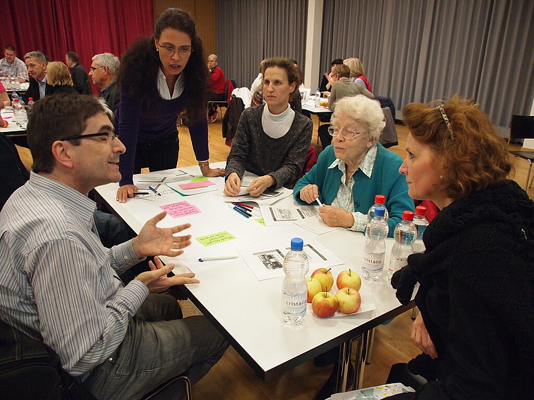 Zuhören: Gemeinderätin Béatrix von Sury (r.) diskutiert mit Quartierbewohnern das umstrittene Reinacher Schulraumkonzept. . Foto: Tobias Gfeller