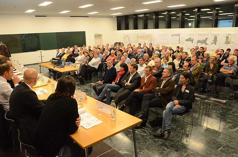 Rege Teilnahme: Die interessierte Bevölkerung lauschte im Gemeindesaal den Ausführungen der Projektverantwortlichen. Foto: Heiner Leuthardt