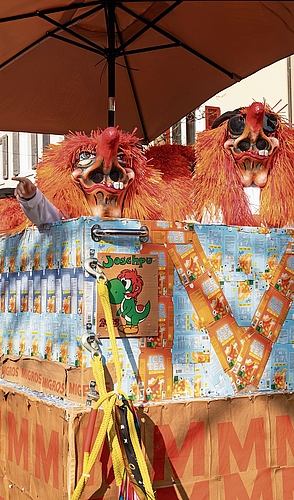 Putzig: die Kinder im buntenEistee-Wagen. Putzig: die Kinder im buntenEistee-Wagen.