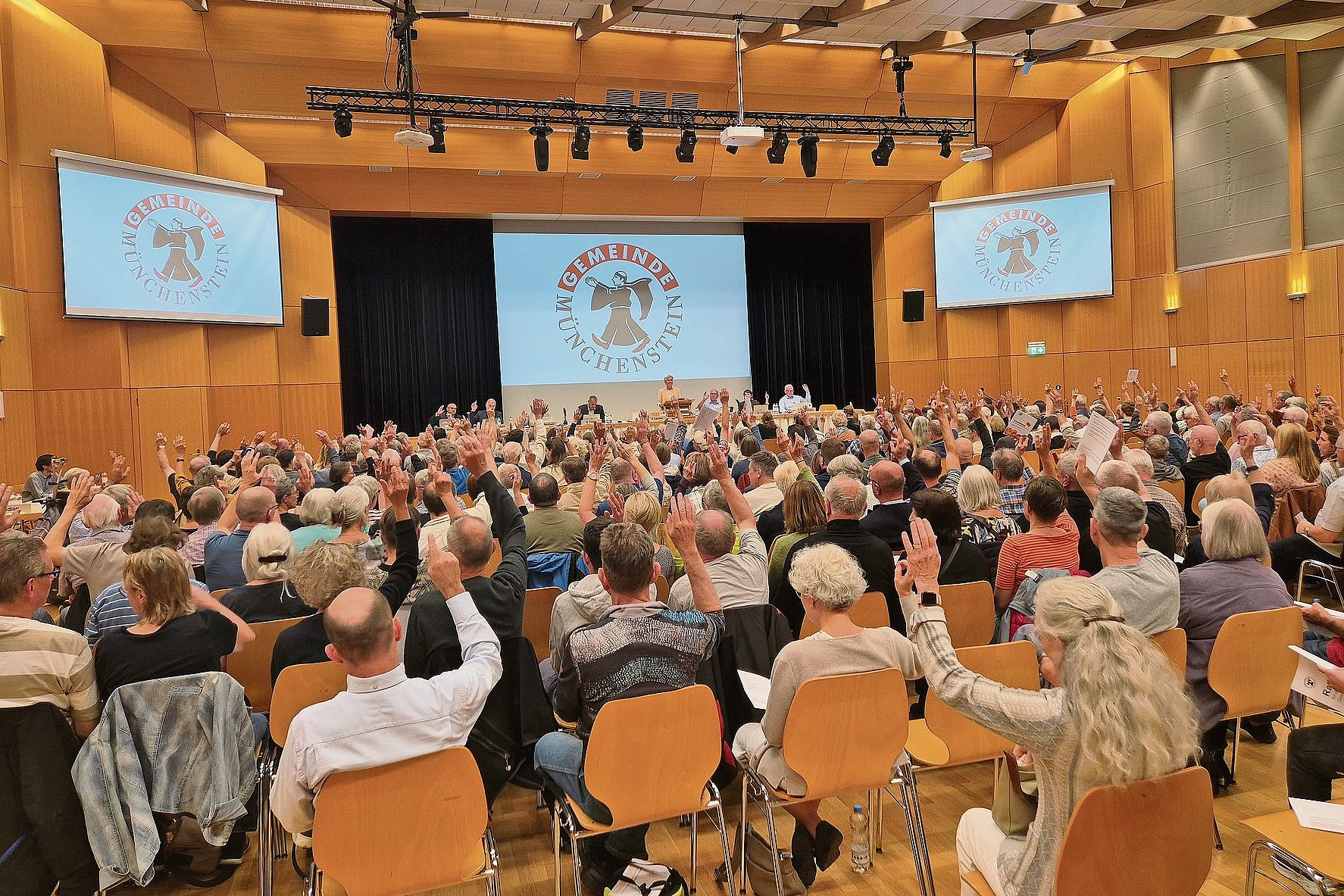 Gemeindeversammlung bleibt erhalten: Der Antrag zur Wiedereinführung eines Einwohnerrats blieb chancenlos. Foto: Tobias Gfeller Gemeindeversammlung bleibt erhalten: Der Antrag zur Wiedereinführung eines Einwohnerrats blieb chancenlos. Foto: Tobias Gfeller