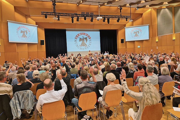Gemeindeversammlung bleibt erhalten: Der Antrag zur Wiedereinführung eines Einwohnerrats blieb chancenlos. Foto: Tobias Gfeller Gemeindeversammlung bleibt erhalten: Der Antrag zur Wiedereinführung eines Einwohnerrats blieb chancenlos. Foto: Tobias Gfeller