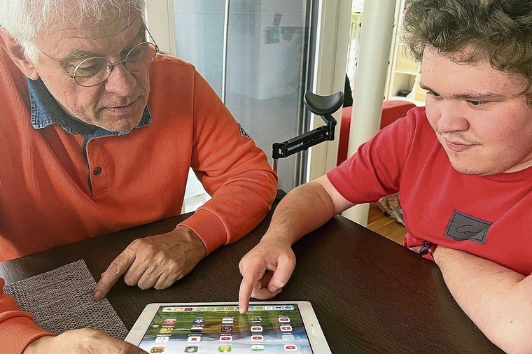 Weiss Bescheid: Luc Rihs (rechts) hat auf alle Fragen rund um Smartphones, Tablets oder andere Computer eine Antwort. Foto: zvg