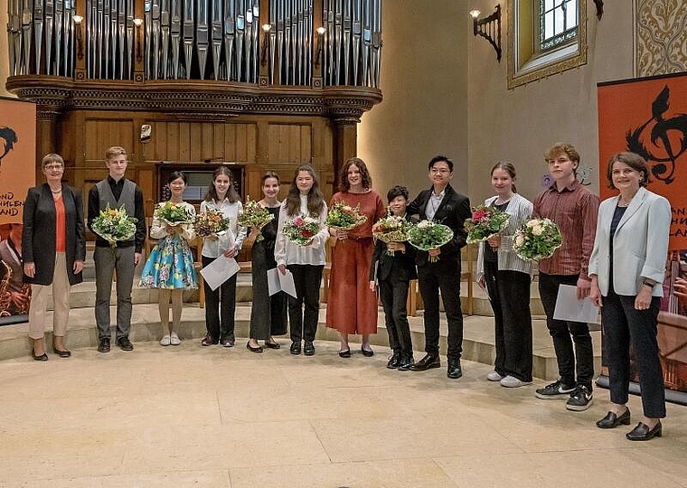 Konzert der Erstplatzierten: Die Preisträgerinnen und Preisträger des diesjährigen kantonalen Musikwettbewerbs mit VMBL-Präsidentin Regula Messerli (ganz links) und Regierungsrätin Kathrin Schweizer (ganz rechts). Foto: Heiner Leuthardt