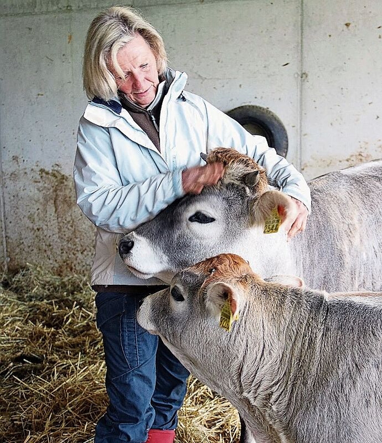 Viel Nähe zu ihren Tieren: Nicht nur die Tiere lieben es zu kuscheln, auch Georgette Stebler geniesst es, mit der einjährigen Fee und dem dreimonatigen Janosch (vorne) zusammen zu sein. Foto: Benildis Bentolila