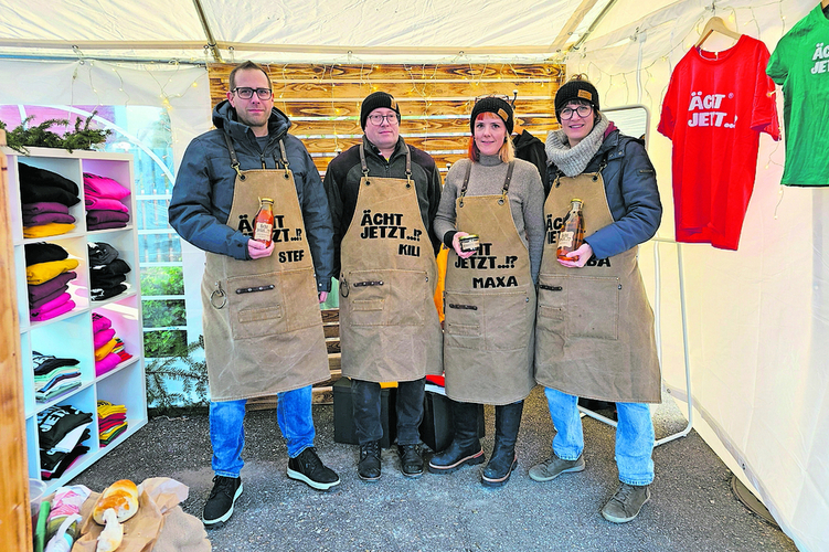 Aus einer Idee wurde Ernst: (v.l.) Stefan Gysin, Kilian Sütterlin, Maya Sütterlin und Fabienne Gysin liessen sich ihr Label «Ächt jetzt..?!» patentieren und verkaufen unter dem Namen Kleidung, Eingemachtes und Hochstammprodukte.