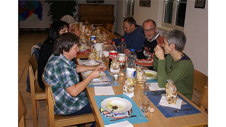 Guten Appetit: Gäste und Köchinnen geniessen eine warme Suppe. Vorne die beiden Initiantinnen, Prisca Jeanloz (l.) und Regine Kokontis (r.). Foto: Jürg Jeanloz