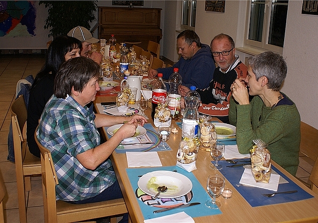 Guten Appetit: Gäste und Köchinnen geniessen eine warme Suppe. Vorne die beiden Initiantinnen, Prisca Jeanloz (l.) und Regine Kokontis (r.).  Foto: Jürg Jeanloz
