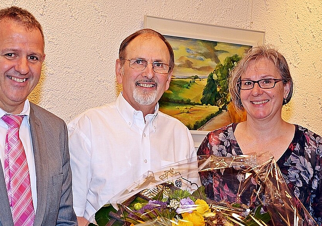 Blumen zur Ehrenmitgliedschaft: Ueli Zingrich (Mitte) freut sich zusammen mit Präsident Peter Wolf und Kassierin Hannelore Kamber. Foto: Roland Bürki 