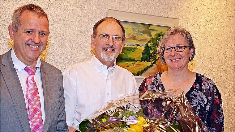 Blumen zur Ehrenmitgliedschaft: Ueli Zingrich (Mitte) freut sich zusammen mit Präsident Peter Wolf und Kassierin Hannelore Kamber. Foto: Roland Bürki