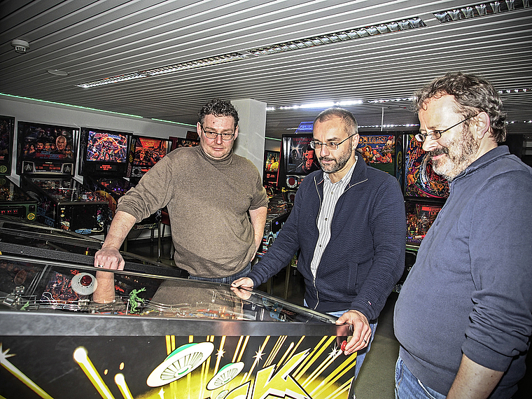 Flippern seit ihrer Jugend mit Begeisterung: Thomas Reichenstein, Niggi Stirnimann und Andreas Borer (v. l.). Foto: Boris Burkhardt