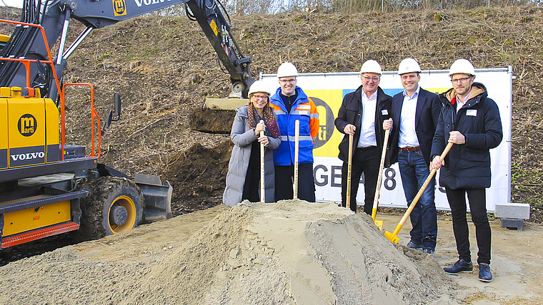 Spatenstich mit Bedeutung für das ganze Birseck (v. l.): Gemeindepräsidentin Marianne Hollinger, Kantonsingenieur Drangu Sehu, Regierungrat Isaac Reber, Tobias Schmied von der ARGE A18 Aesch und Michael Nöthiger von Gähler Partner. Foto: Tobias