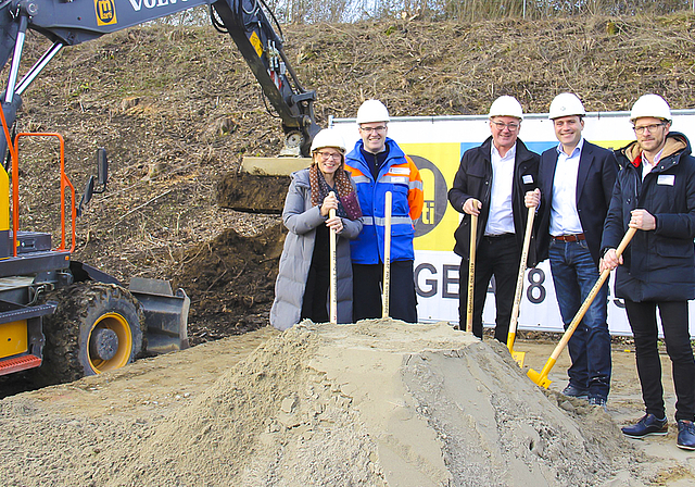 Spatenstich mit Bedeutung für das ganze Birseck (v. l.): Gemeindepräsidentin Marianne Hollinger, Kantonsingenieur Drangu Sehu, Regierungrat Isaac Reber, Tobias Schmied von der ARGE A18 Aesch und Michael Nöthiger von Gähler Partner.  Foto: Tobias 