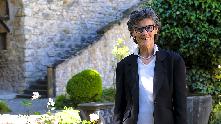 Historisch bewandert: Die Schlosswartin Eva Kilcher im Innenhof von Schloss Birseck. Foto: Thomas Brunnschweiler