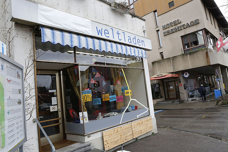 Claro-Schriftzug abgedeckt: Der Weltladen in Arlesheim tritt neu unter der Bezeichnung «Werkstar Laden fairgissmeinnicht» auf.  Foto: Kenneth Nars