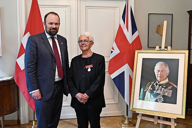 Feierliche Übergabe: Marlene Vögtli erhält die Medaille vom britischen Botschafter James Squire. Foto: Fabia Maieroni
